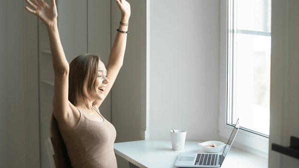 Como colocar em prática suas metas para 2020 mulher celebrando