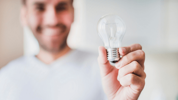 Técnica Simples para Ter Ideias e Prosperidade - Homem segurando lâmpada