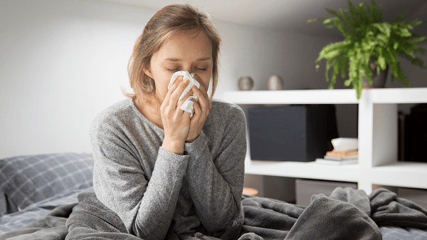 Ficar doente não é normal - menina doente espirrando