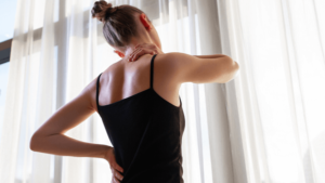 Fribromialgia: o enigma das dores crônicas e possíveis tratamentos - mulher com dores no corpo