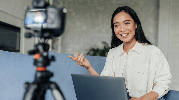 Como ganhar dinheiro com as redes sociais - menina youtuber gravando vídeo