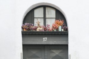 Portão de casa na cor cinza e com número 17