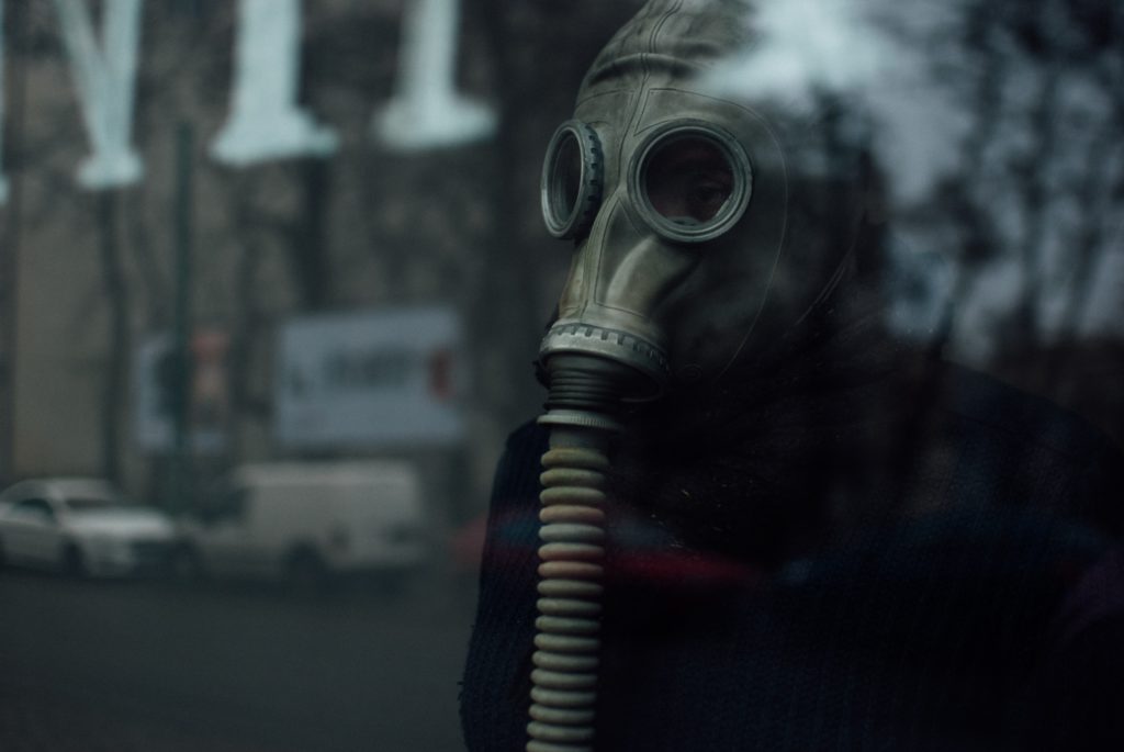 Pessoa usa máscara que protege as vias respiratórias e os olhos de produtos tóxicos-luz da serra